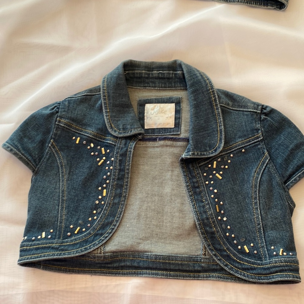 Justice girls short sleeve jean jacket size 12.  Machine washable.